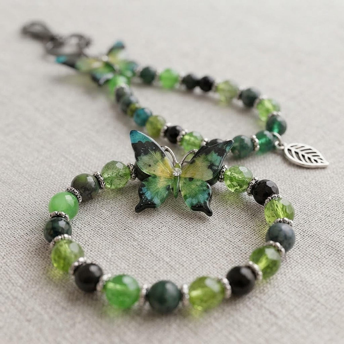 Ensemble composé d'un bracelet et d'un grigri de sac dans les tons vert , équipé d'un papillon pour les deux - Aile de Mousse -