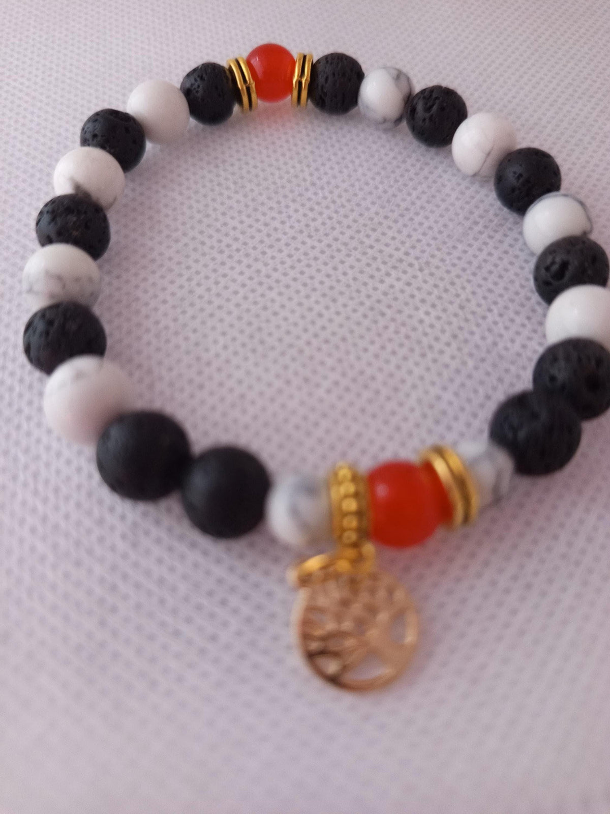 Bracelet en Perles Noires, Blanches et Rouges, Pendentif Arbre Doré