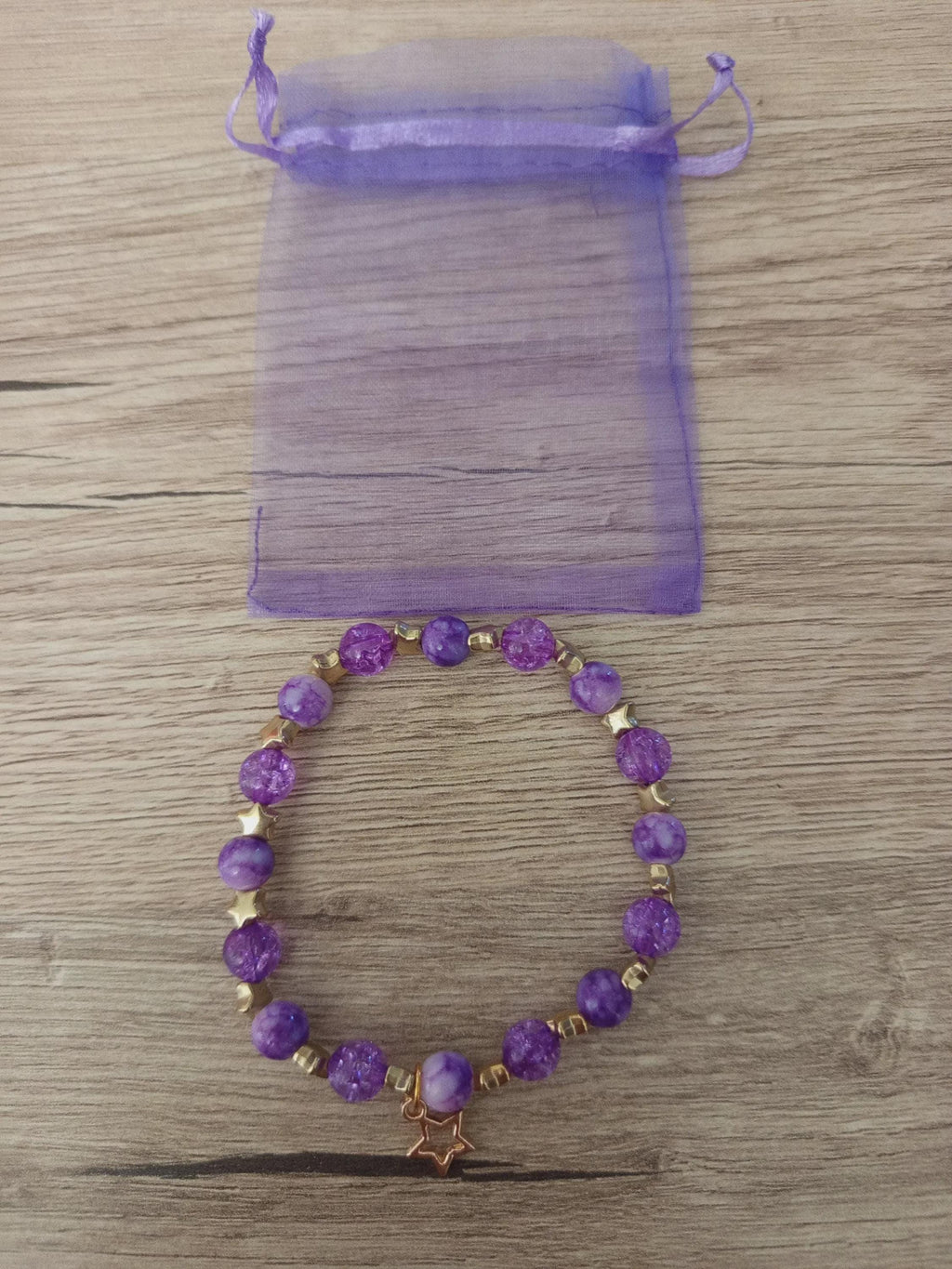 Bracelet fantaisie en Perles Violettes, Intercalaires Dorés et Breloque Étoile - Aster -