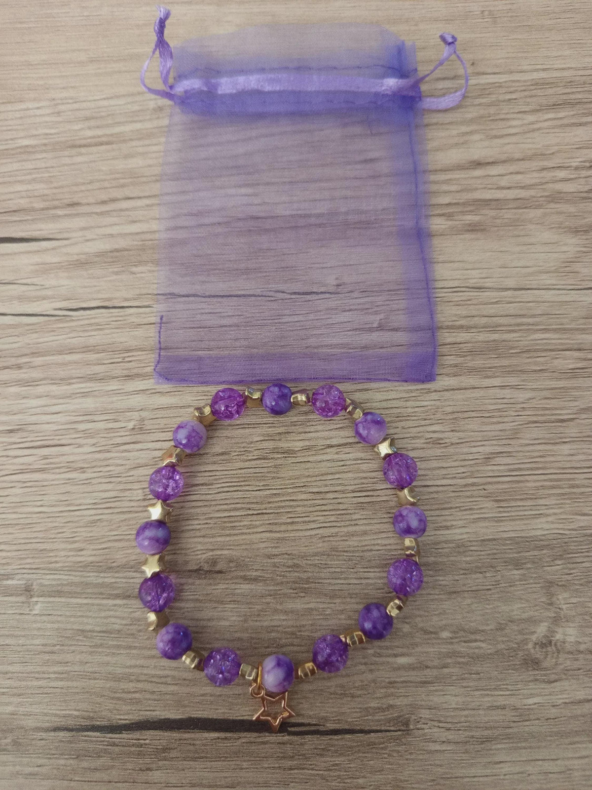 Bracelet fantaisie en Perles Violettes, Intercalaires Dorés et Breloque Étoile - Aster -
