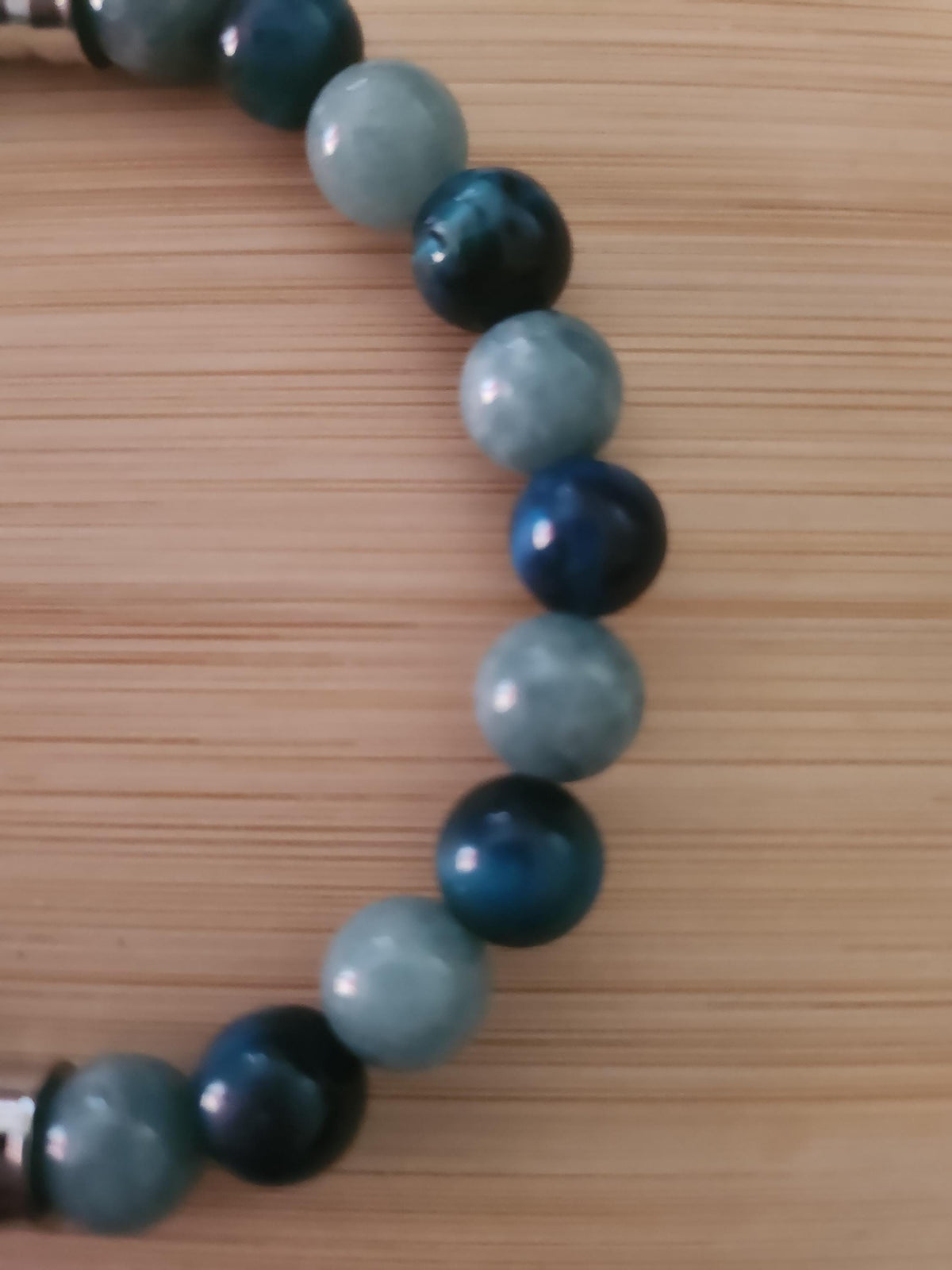 Bracelet en perles bleues fantaisie pour homme - "Roche d'Azur" -