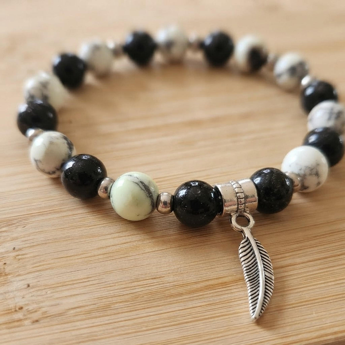 Bracelet en pierres d'origine indéterminée - tons noir & blanc - "Nuit Sauvage"