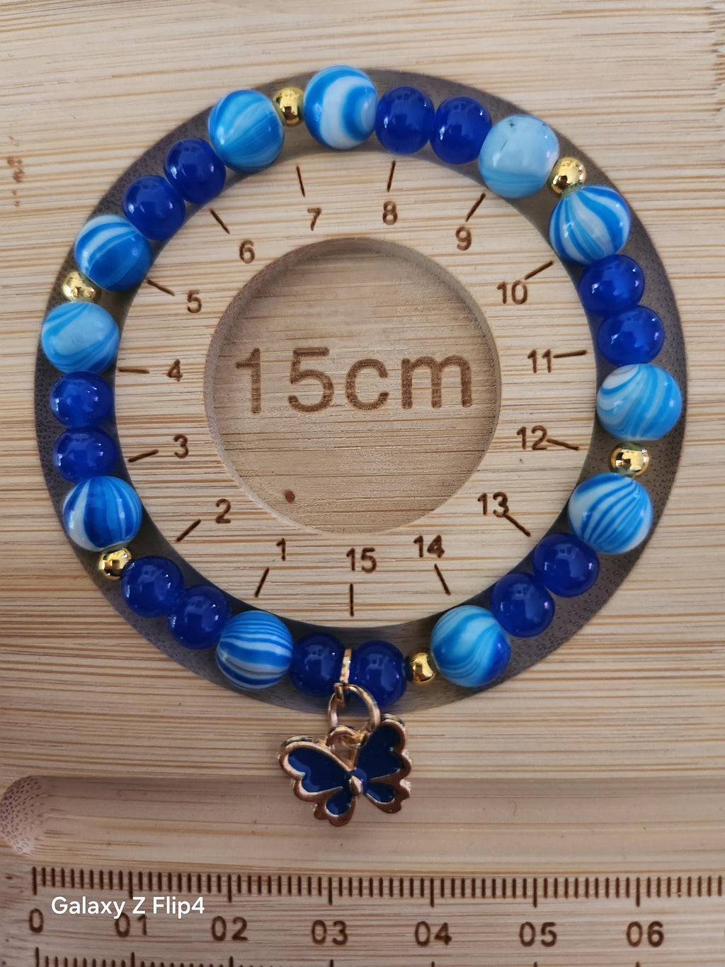Bracelet Bleu aux Ailes d’Azur, Perles Dorées et Papillon