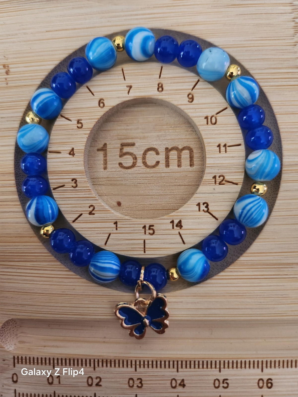 Bracelet Bleu aux Ailes d’Azur, Perles Dorées et Papillon