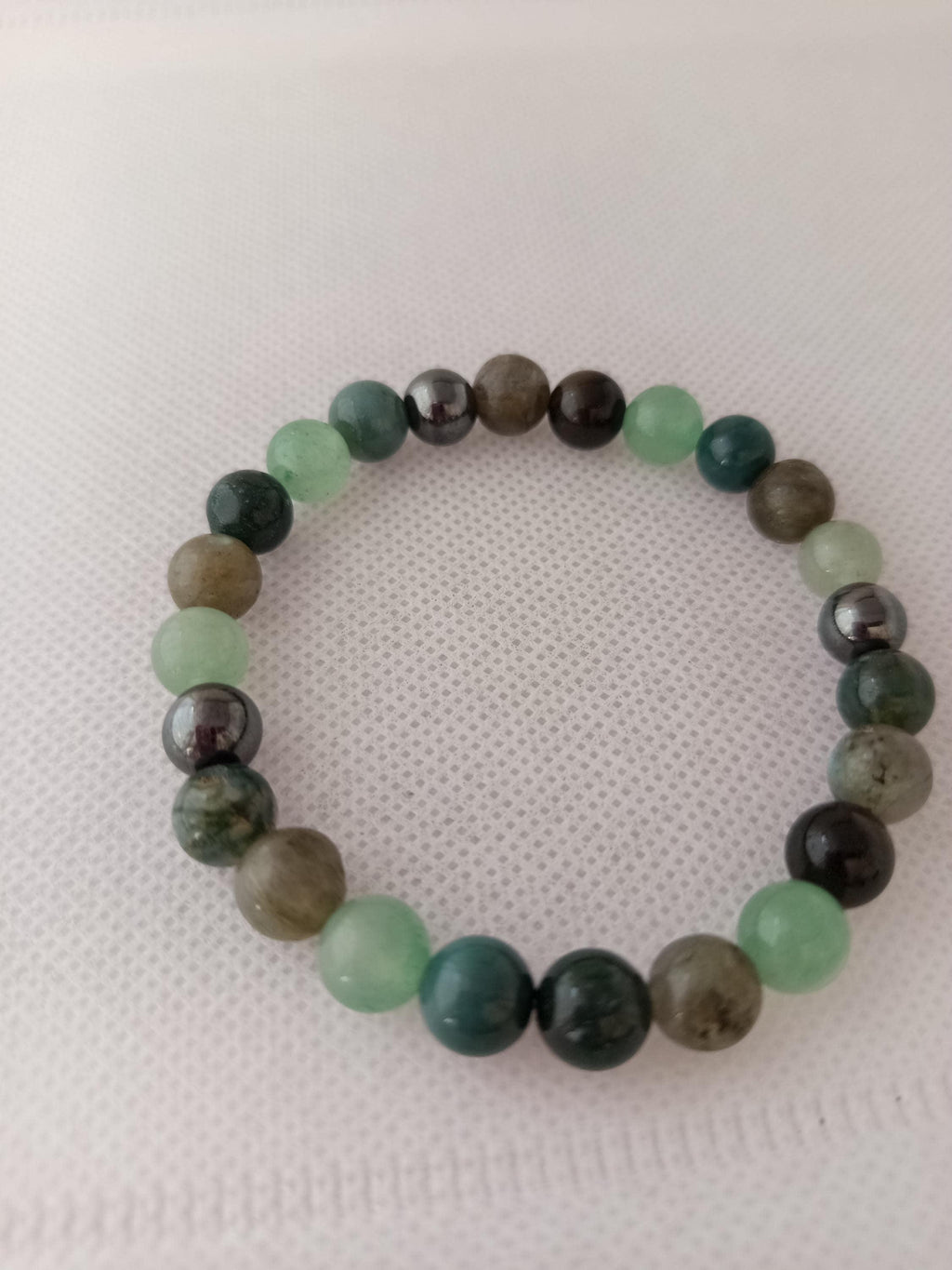 Bracelet perles vertes Aube, teintes menthe, grises et brunes – inspiration forêt