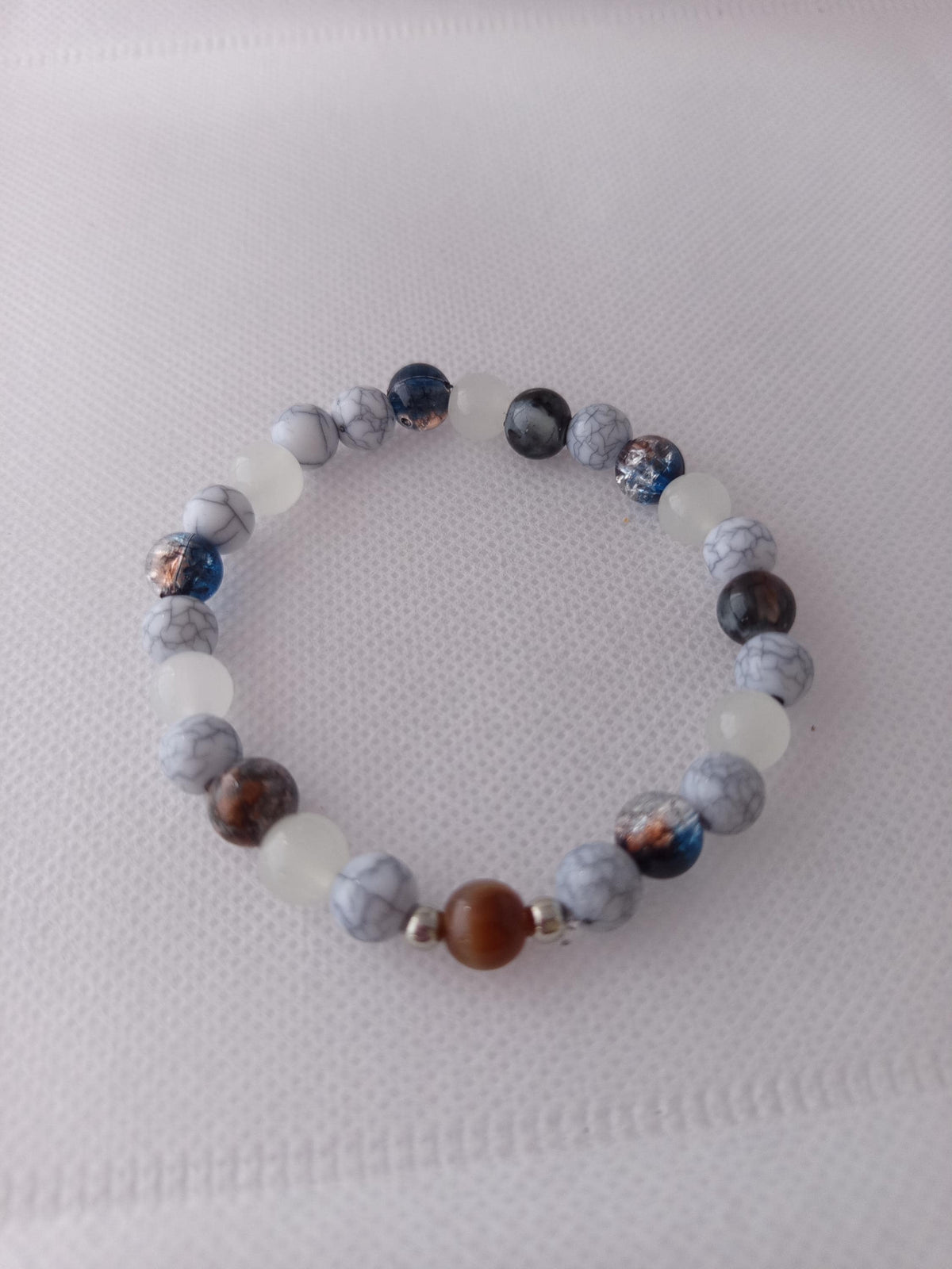 Bracelet en perles verre grises, blanches, noires, marrons et cuivrées