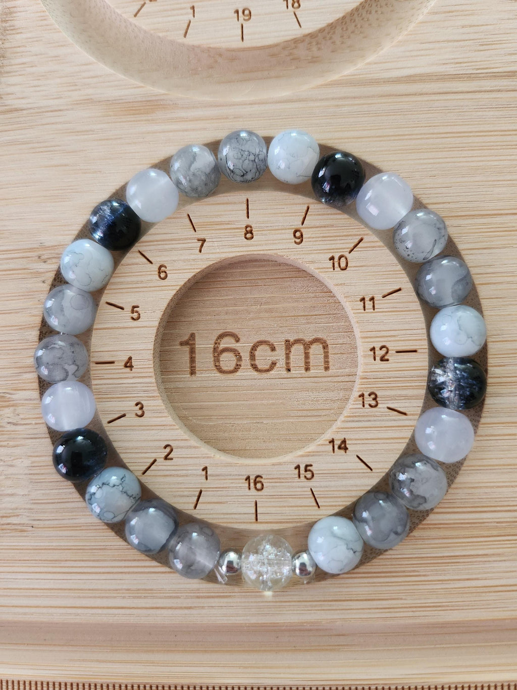 Bracelet perles grises, blanches et noires – deux intercalaires argentés, 16 cm