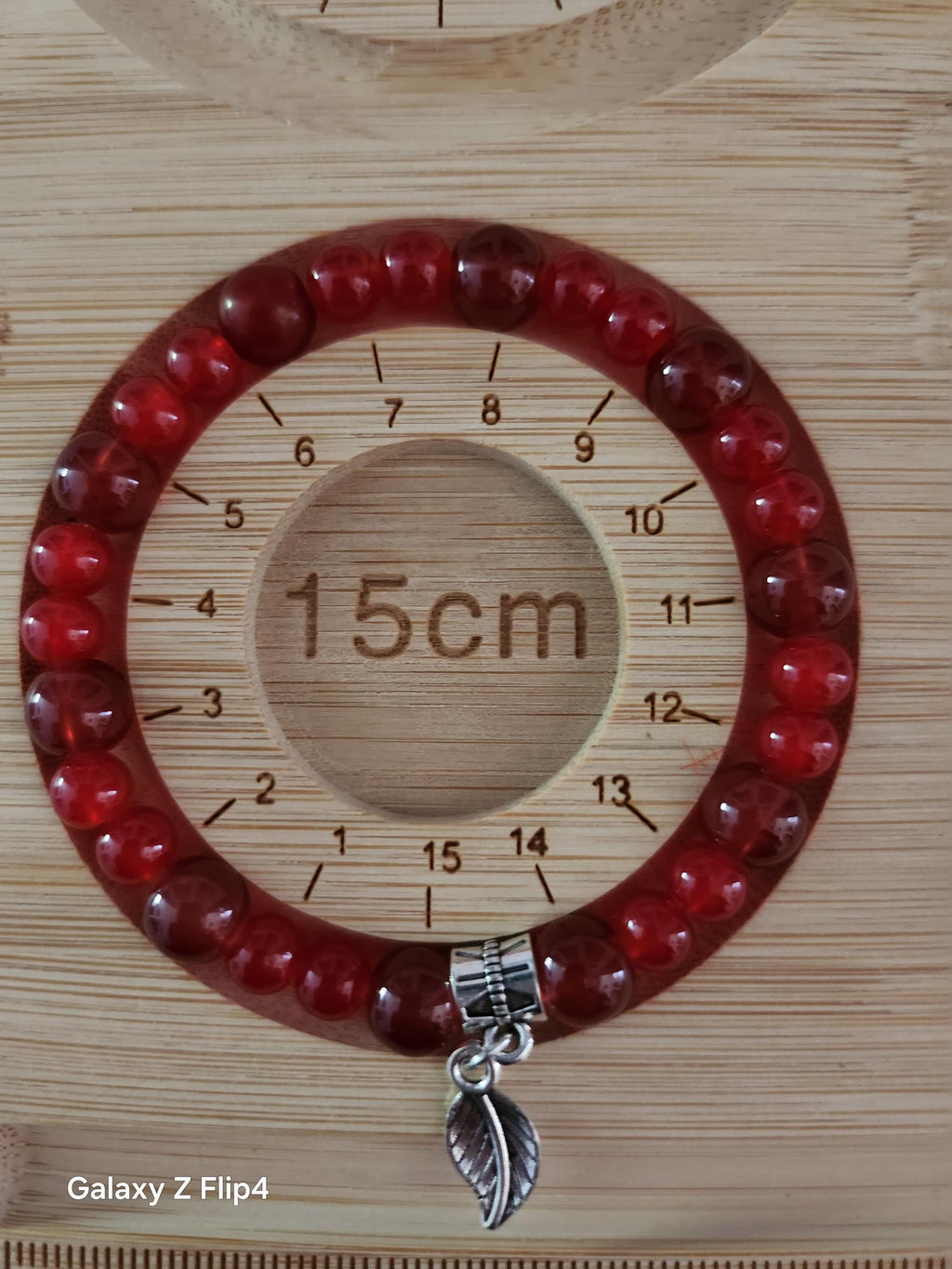 Bracelet fantaisie en perles rouge - Breloque feuille - "Erable" -