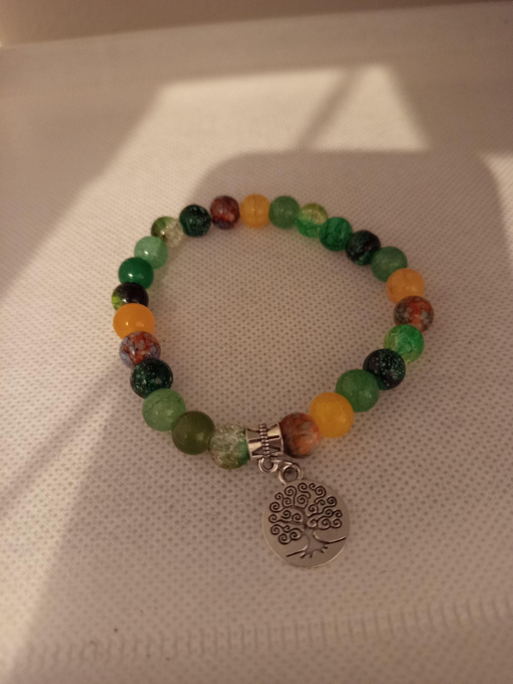 Cadeau femme, bracelet fantaisie à perles vertes, jaunes et orangées, arbre de vie
