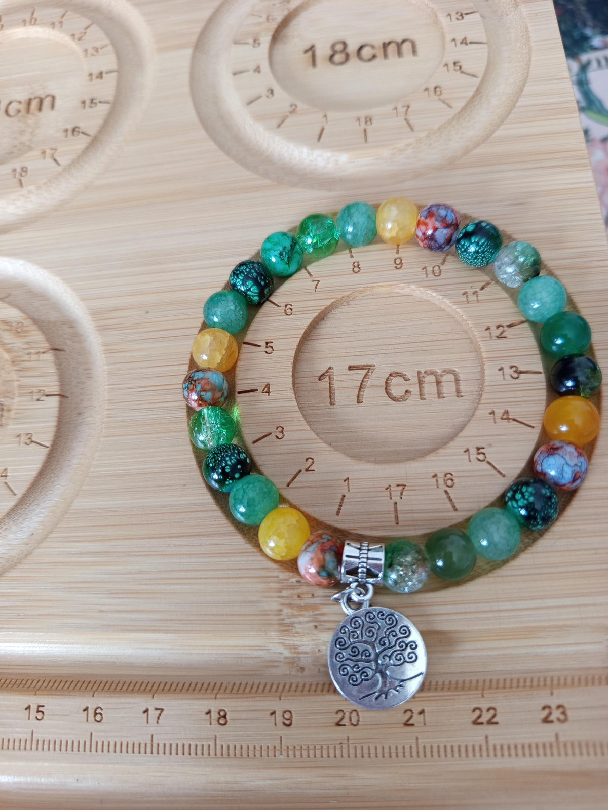 Cadeau femme, bracelet fantaisie à perles vertes, jaunes et orangées, arbre de vie