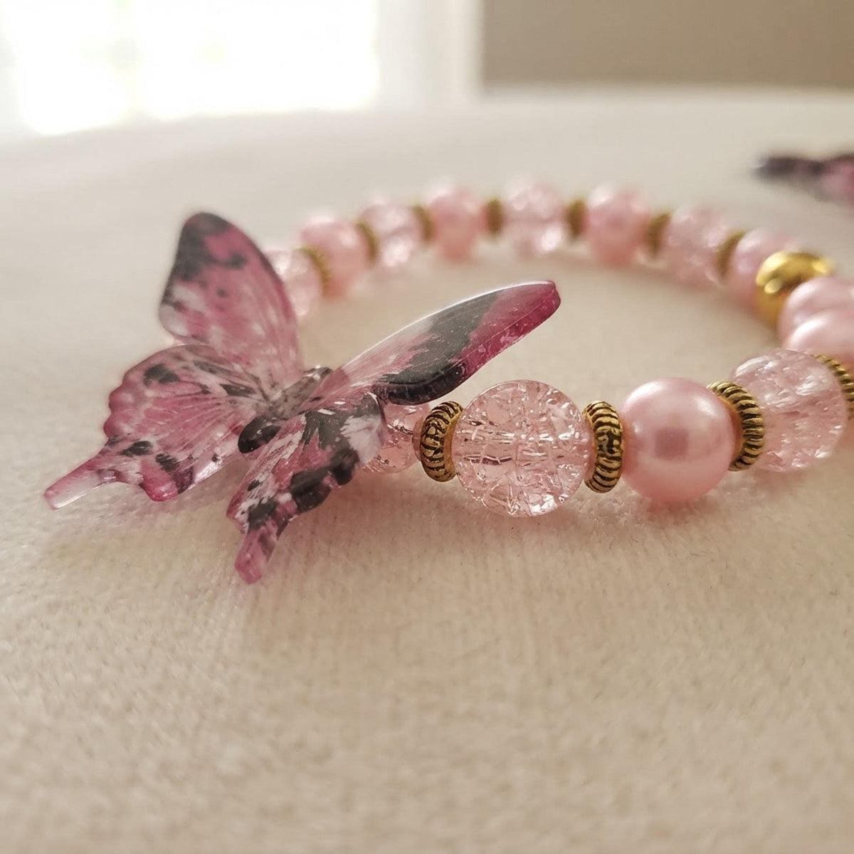 Ensemble bracelet et grigri ou porte-clé - tons roses de différentes nuances  & papillons - "Ailes précieuses" -