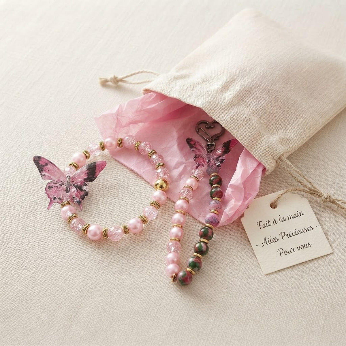 Ensemble bracelet et grigri ou porte-clé - tons roses de différentes nuances  & papillons - "Ailes précieuses" -
