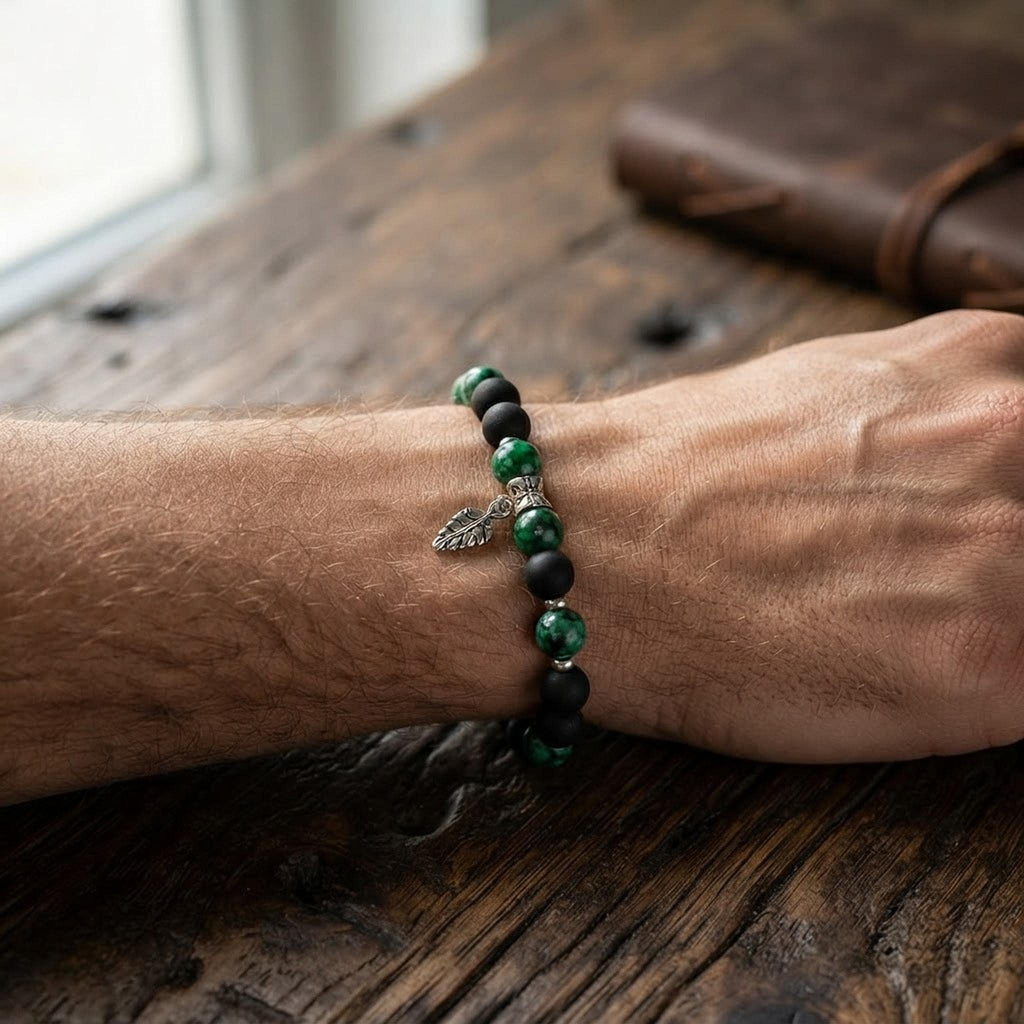 Bracelet de perles en perles verte et noire - breloque feuille - "Sève sauvage" -