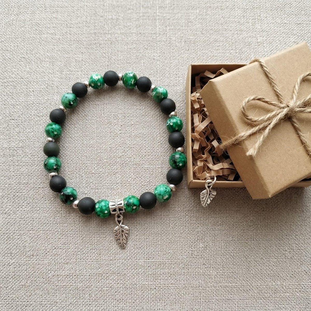 Bracelet de perles en perles verte et noire - breloque feuille - "Sève sauvage" -