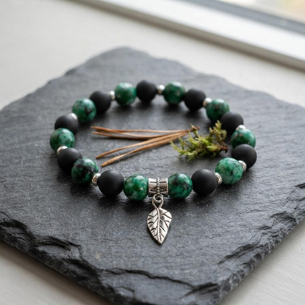Bracelet de perles en perles verte et noire - breloque feuille - "Sève sauvage" -