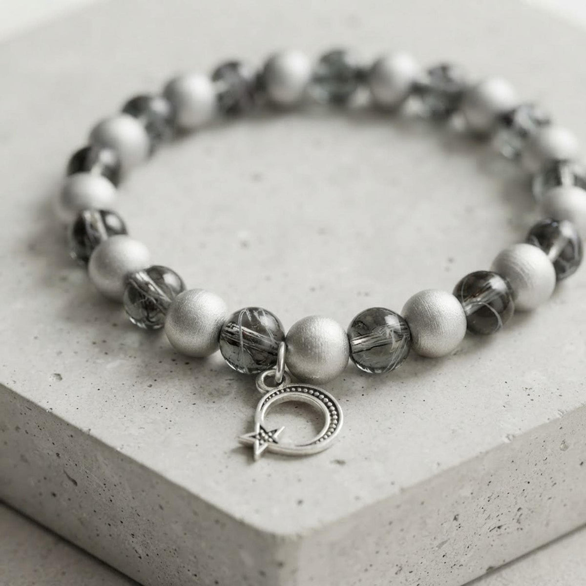 Bracelet Homme Perles Noires et Argentées, Breloque Lune - "Roc d'Argent" -