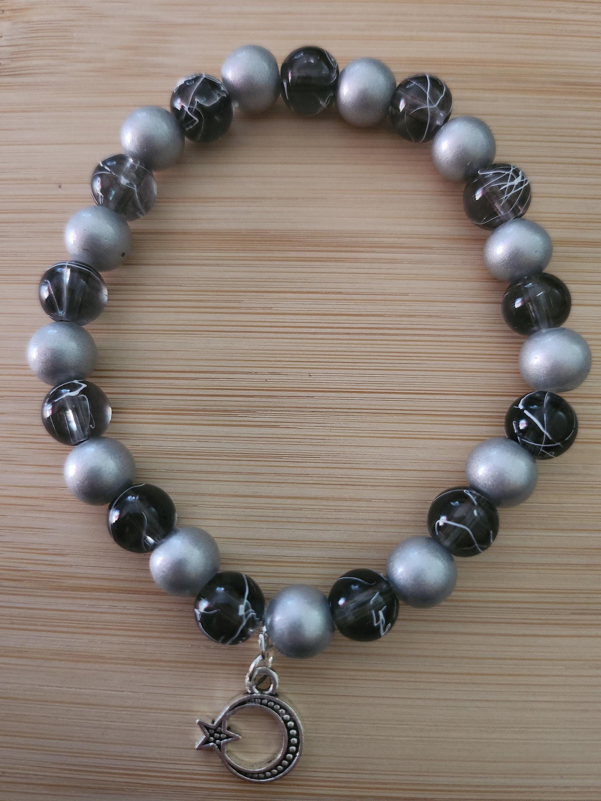 Bracelet Homme Perles Noires et Argentées, Breloque Lune - "Roc d'Argent" -
