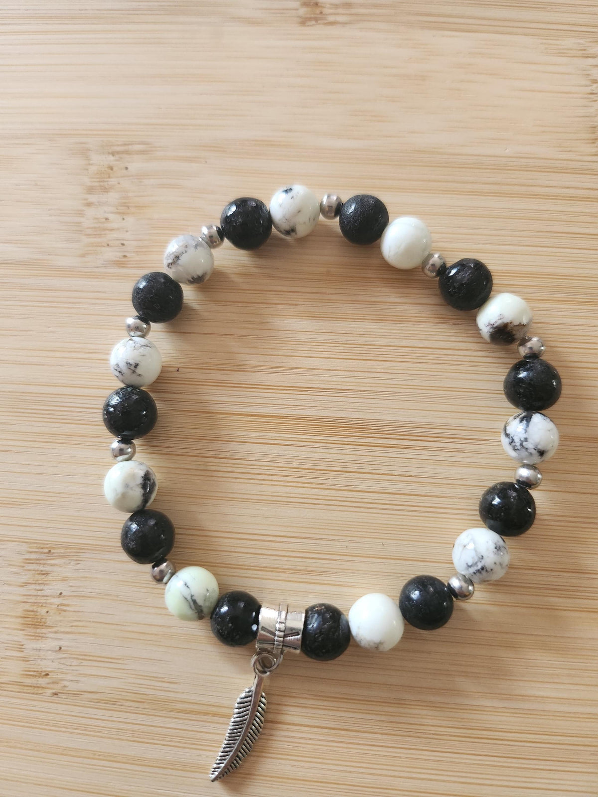 Bracelet en pierres d'origine indéterminée - tons noir & blanc - "Nuit Sauvage"