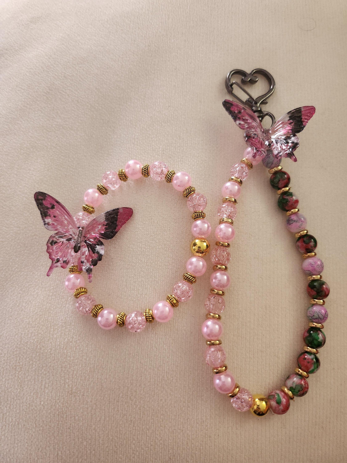 Ensemble bracelet et grigri ou porte-clé - tons roses de différentes nuances  & papillons - "Ailes précieuses" -