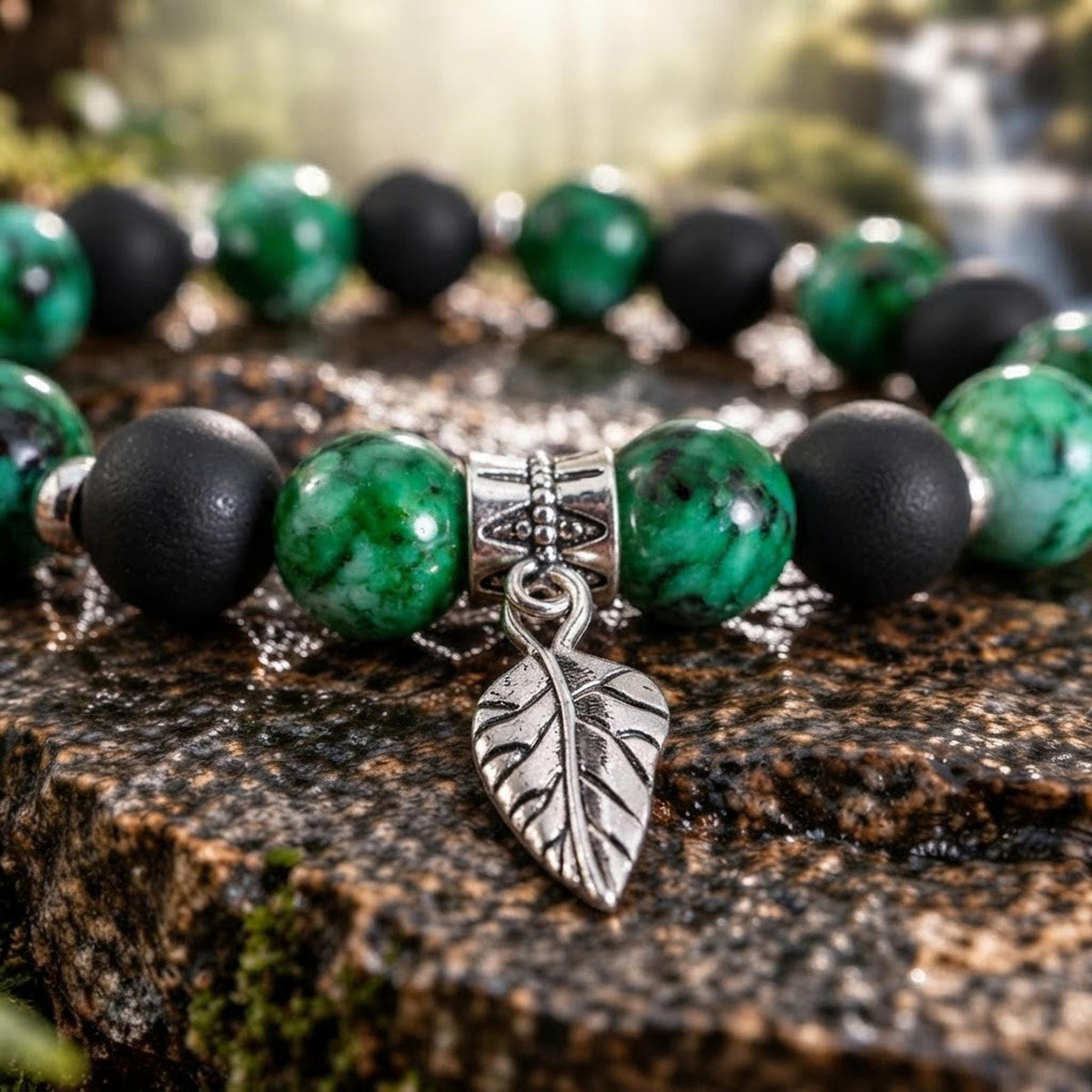 Bracelet de perles en perles verte et noire - breloque feuille - "Sève sauvage" -
