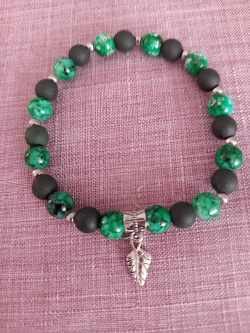 Bracelet de perles en perles verte et noire - breloque feuille - "Sève sauvage" -