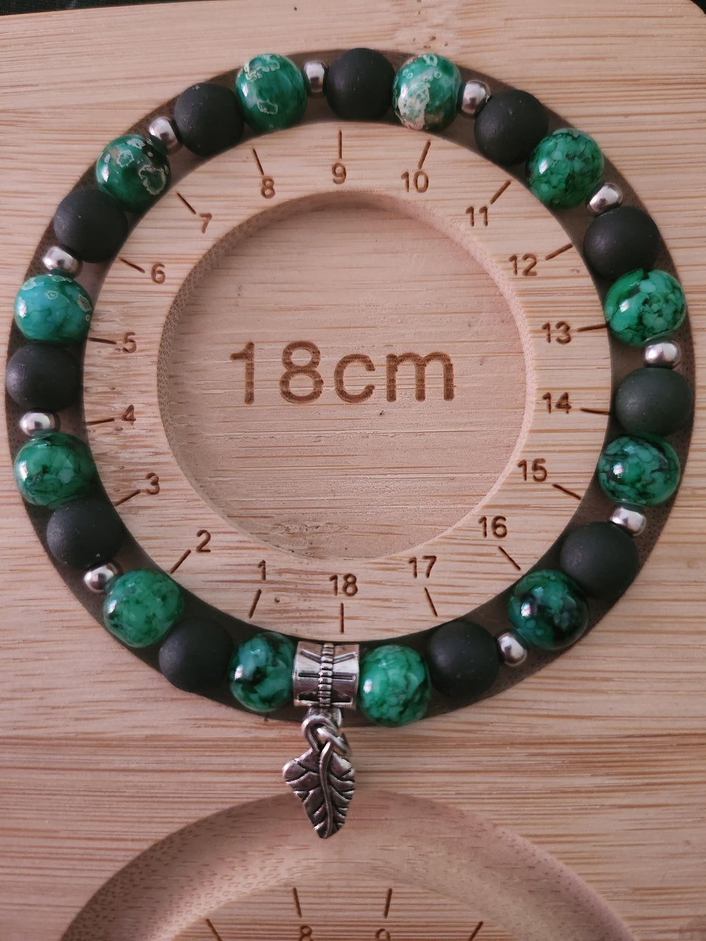 Bracelet de perles en perles verte et noire - breloque feuille - "Sève sauvage" -