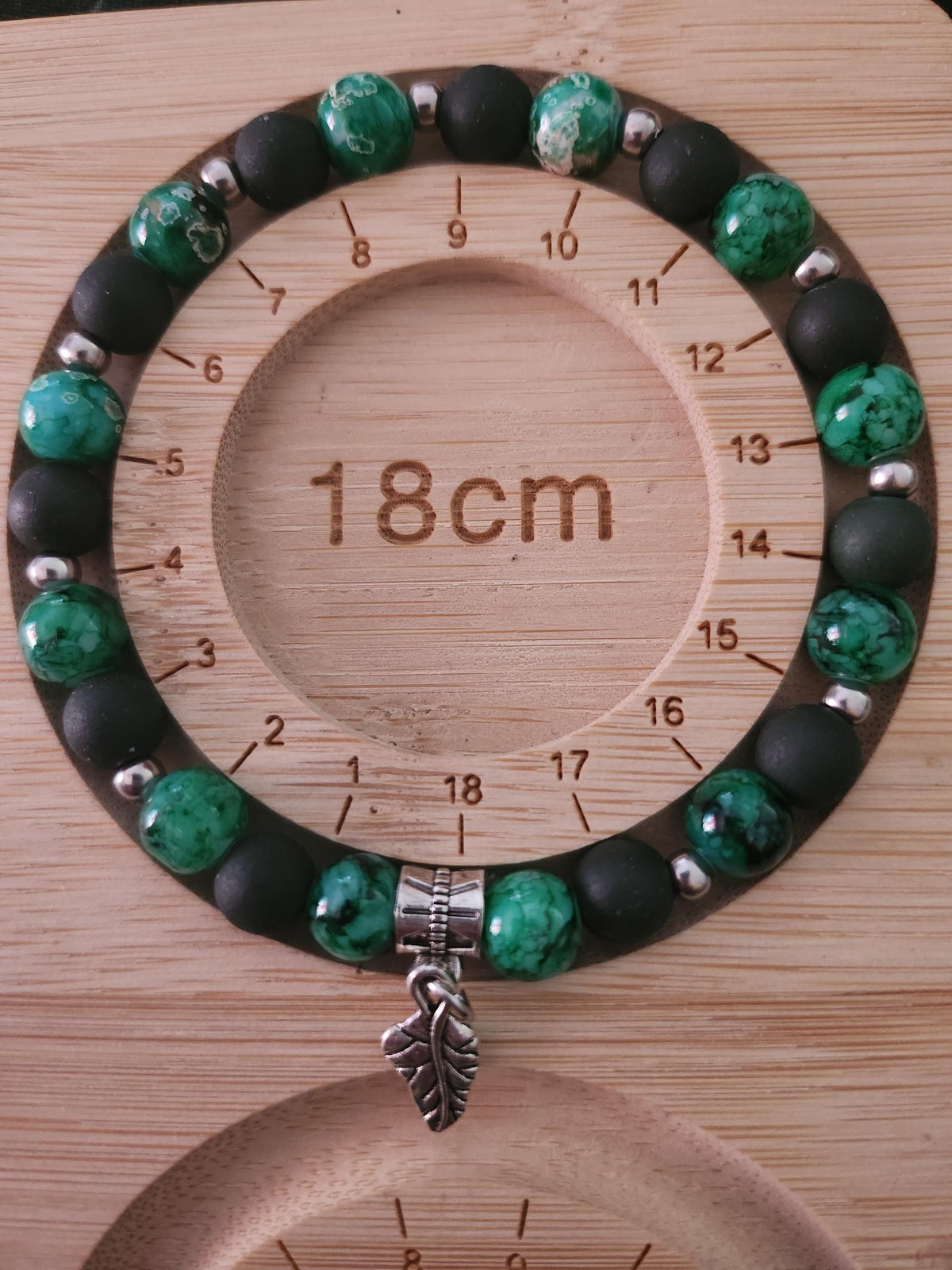 Bracelet de perles en perles verte et noire - breloque feuille - "Sève sauvage" -