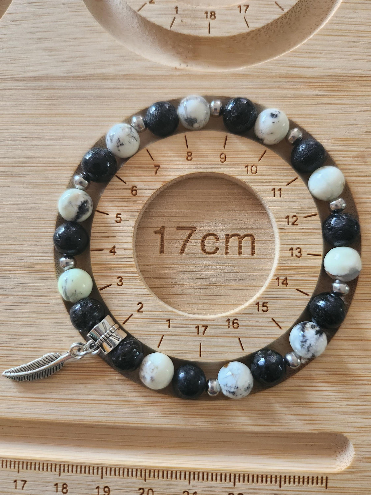 Bracelet en pierres d'origine indéterminée - tons noir & blanc - "Nuit Sauvage"